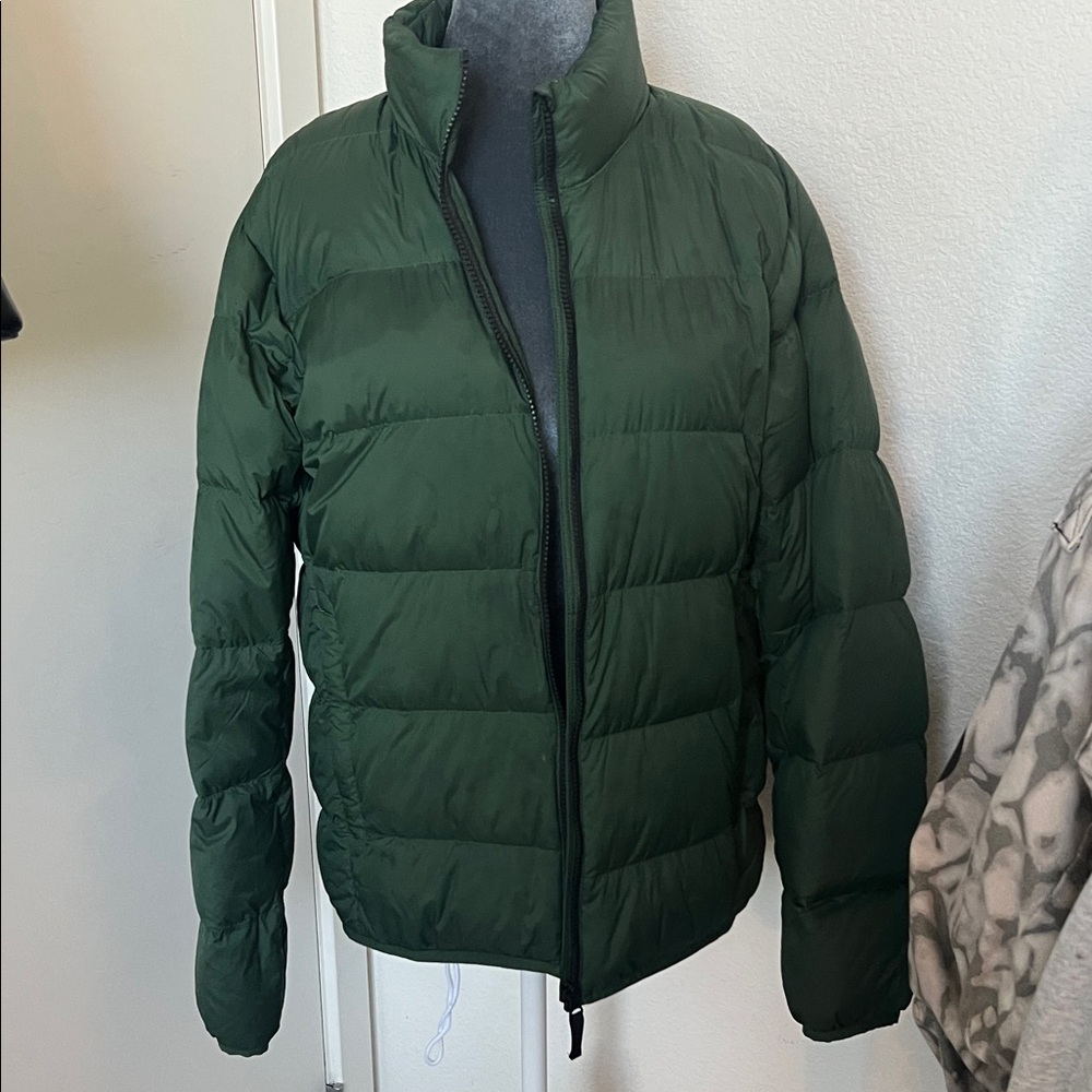 Uniqlo Men’s Ultralight Down Green Puffer Jacket, Small